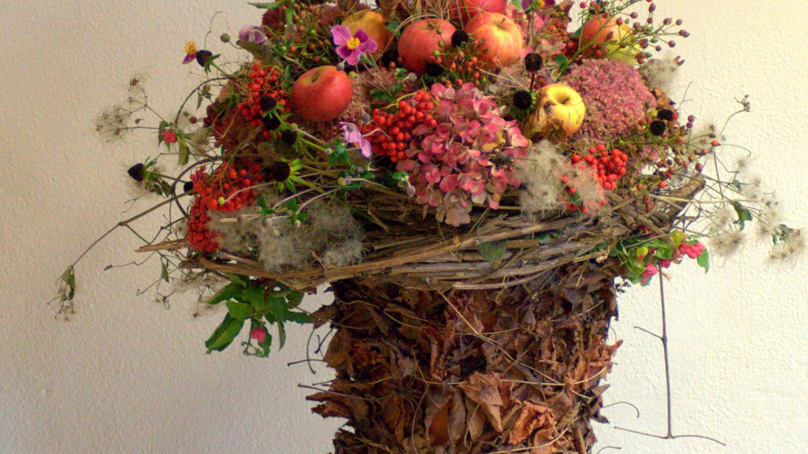 Novemberdekoration Gefäss mit Blättern und gefüllt mit Herbstblumen