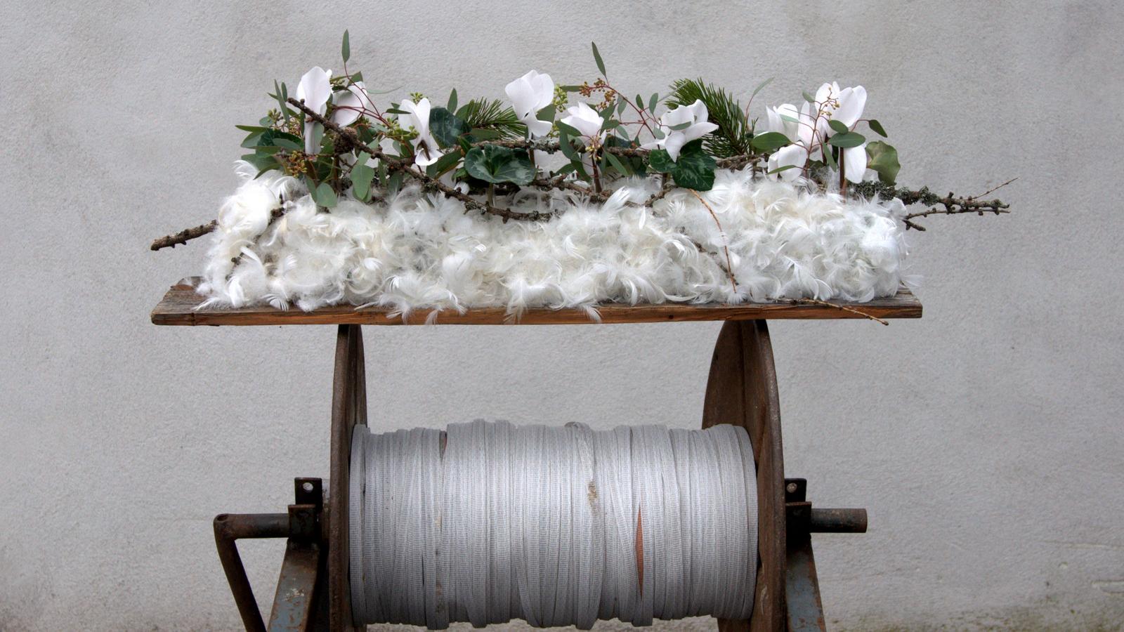 Weihnachtstischdekoration Tischdekoration mit Federn und Cyclamen