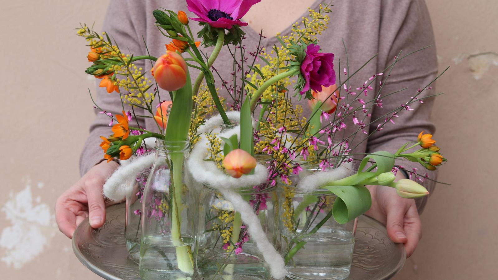 Gefäßfüllung mit Frühlingsblumen Gefässfüllung mit den ersten Frühlingsblumen